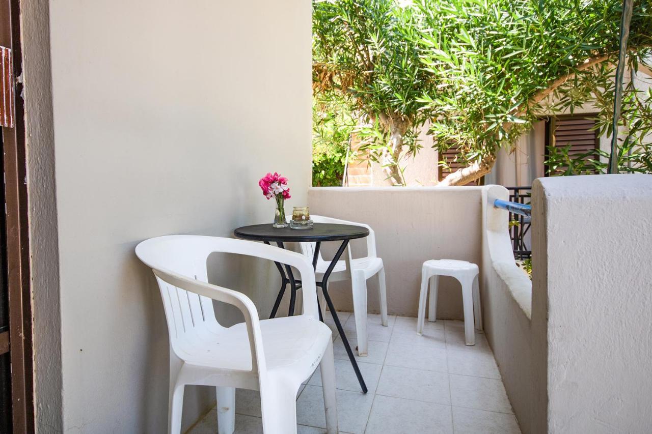 Andy'S Gardens Apartment Gerani  Bagian luar foto